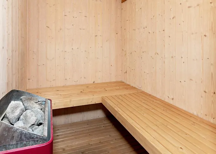 12 Person In Pandrup-by Traum